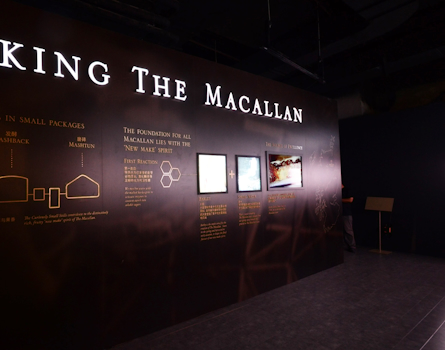 Macallan Whiskey Experience Exhibition Design by Studio Königshausen. Toast the Macallan is a versatile venue, housing a pop-up event, retail store, and evening bar. By day, it welcomes walk-in customers to a dynamic shopping and exhibition area. The space transforms into an intimate bar as night falls, offering exclusive tasting sessions.